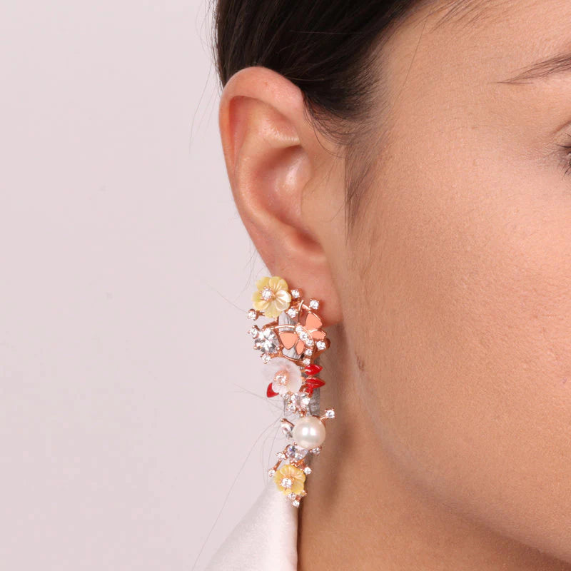 Orecchini in argento 925% placcati rosè con fiori di madreperla e zirconi colorati