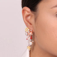 Orecchini in argento 925% placcati rosè con fiori di madreperla e zirconi colorati