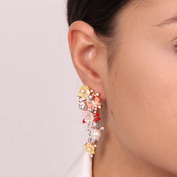 Orecchini in argento 925% placcati rosè con fiori di madreperla e zirconi colorati