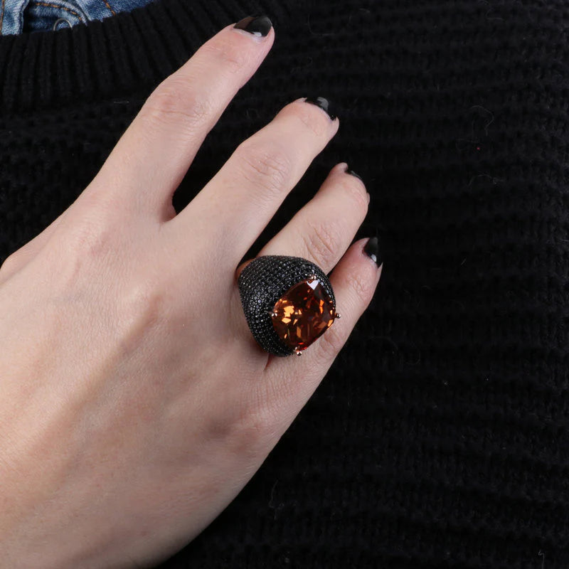 Anello in Argento 925 con grande zircone centrale color champagne con pavè di zirconi neri
