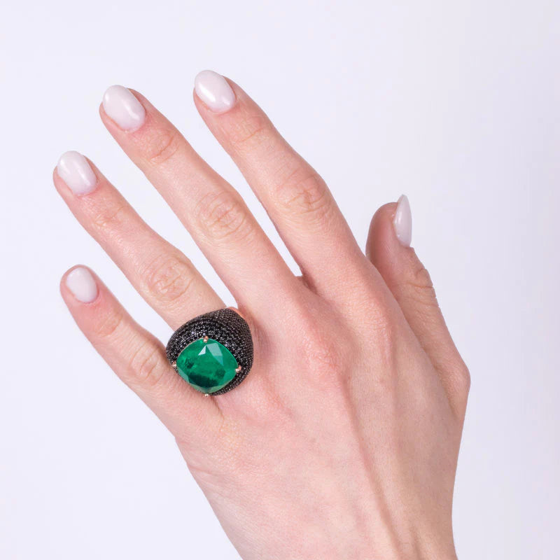 Anello in Argento 925 con grande zircone centrale verde impreziosito da zirconi neri