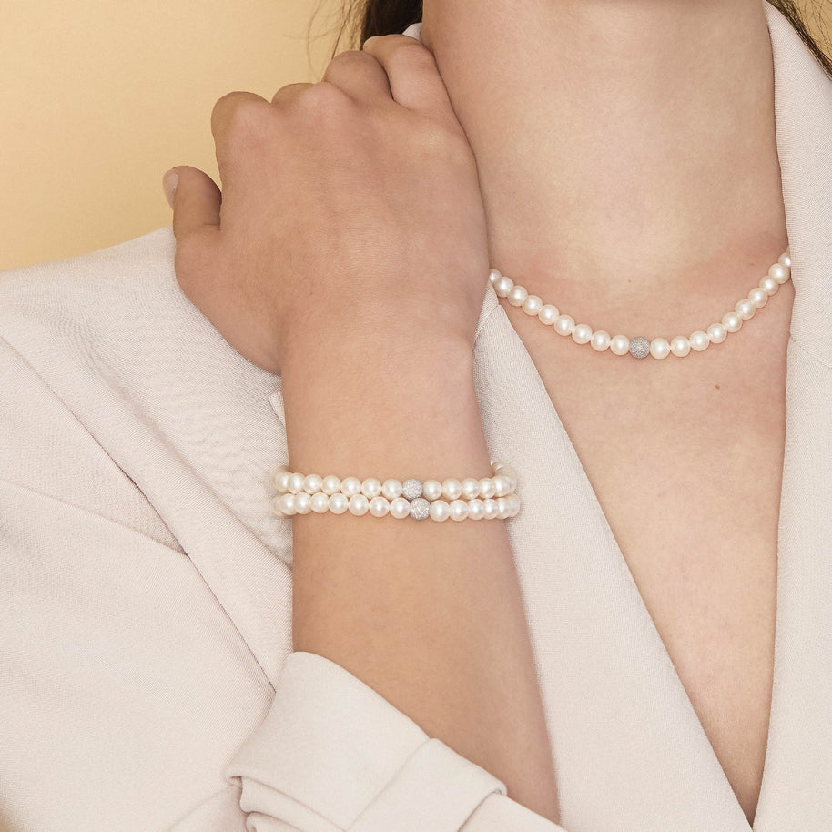 Bracciale con perle coltivate d'acqua dolce, chiusura e sfera puntinata in oro 18kt