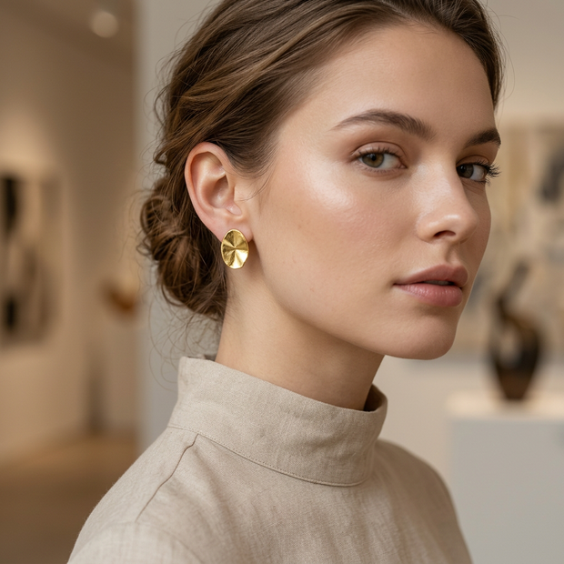 Orecchini satinati lucidi in argento 925% con forma ovale ondulata