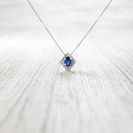 Collana in oro bianco 750% con diamanti e tanzanite