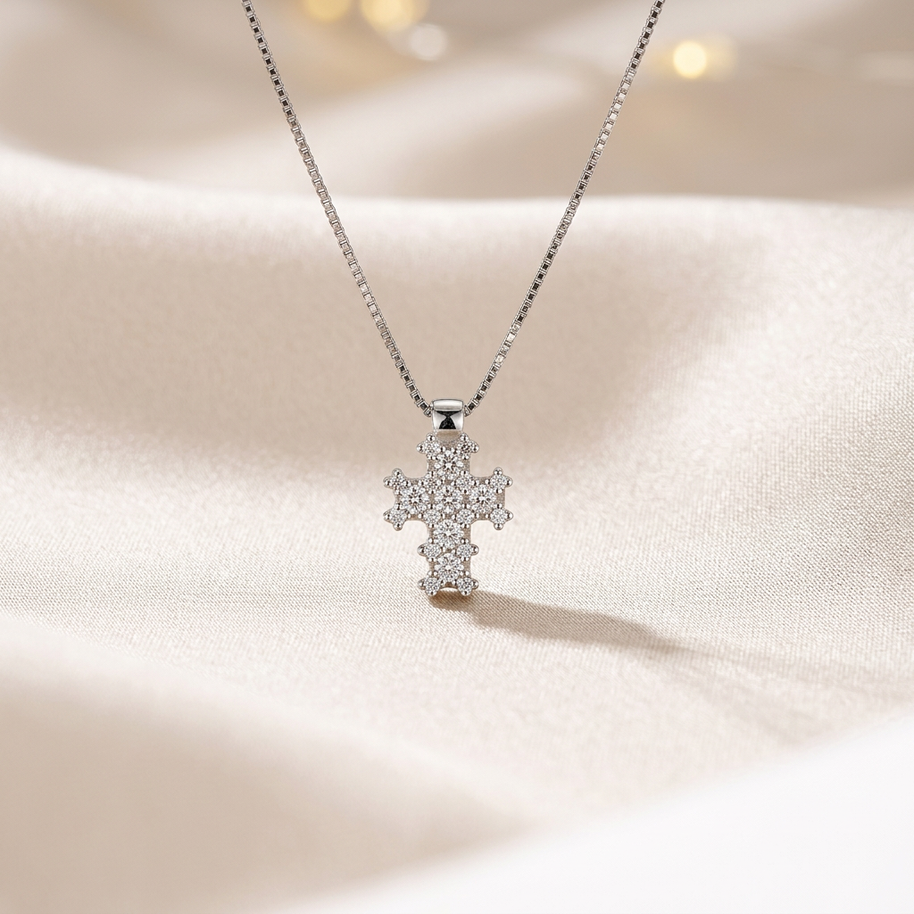 Collana in oro bianco 18 kt con pendente a forma di croce e diamanti