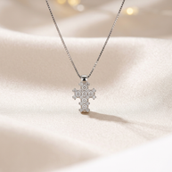 Collana in oro bianco 18 kt con pendente a forma di croce e diamanti