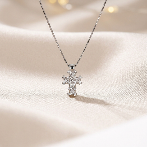Collana in oro bianco 18 kt con pendente a forma di croce e diamanti