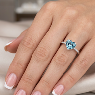 Anello con acquamarina taglio a cuore in oro bianco 18 kt