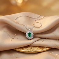 Collana con smeraldo e diamanti in oro bianco 750%