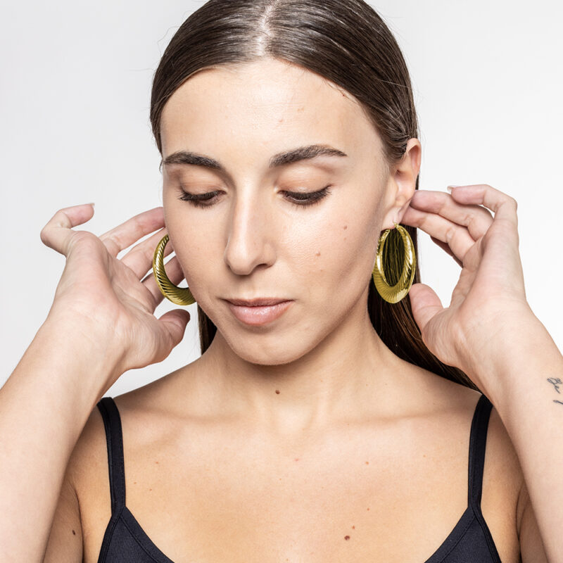Orecchini cerchio rigato versione pvd oro