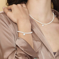 Bracciale con perle coltivate d'acqua dolce, chiusura e pendente in oro bianco 18kt e diamante