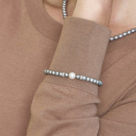 Bracciale con perle coltivate d'acqua dolce grigie ed elementi e chiusura in oro bianco 18kt