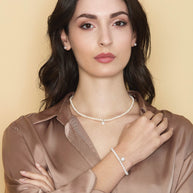 Bracciale con perle coltivate d'acqua dolce, chiusura e pendente in oro bianco 18kt e diamante