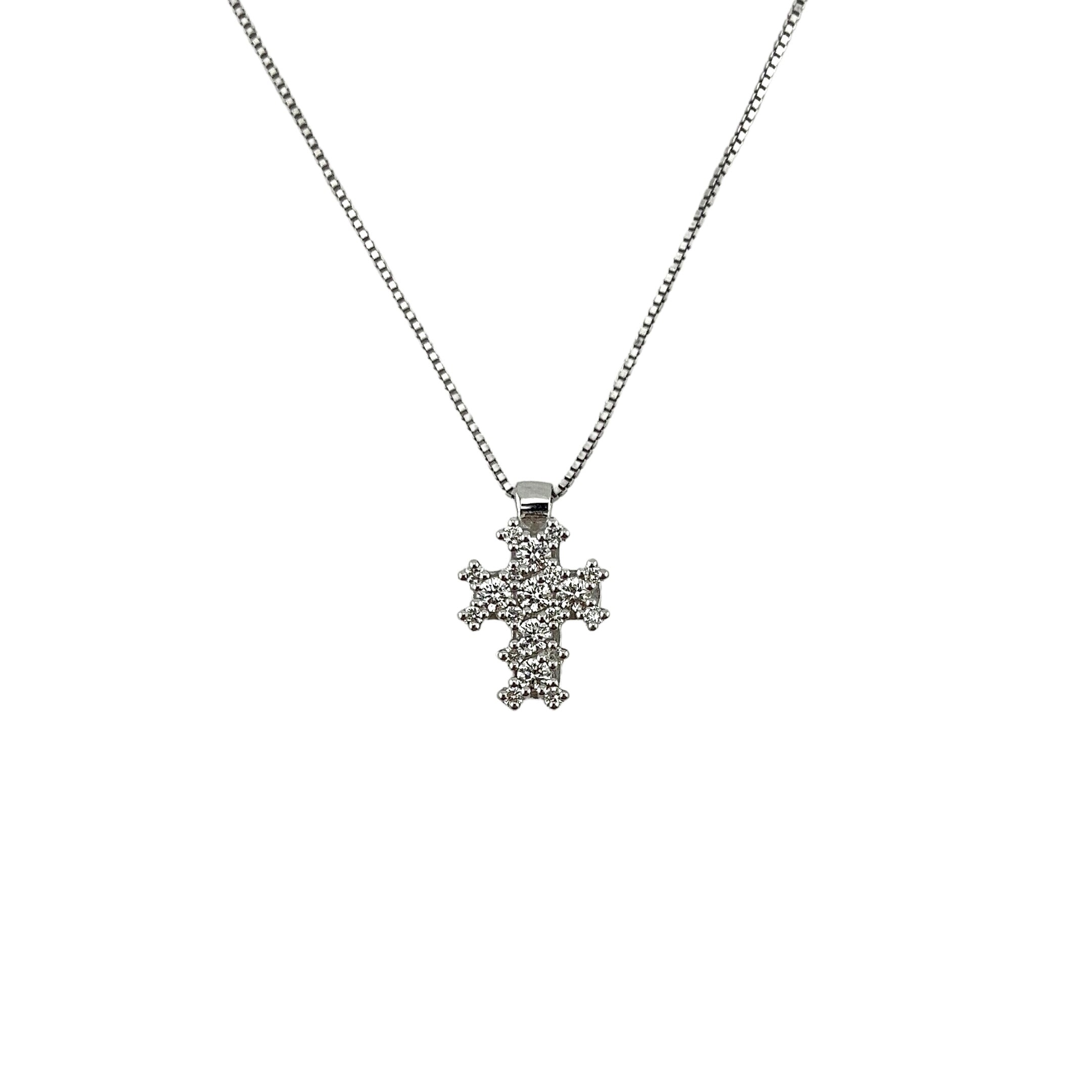 Collana in oro bianco 18 kt con pendente a forma di croce e diamanti