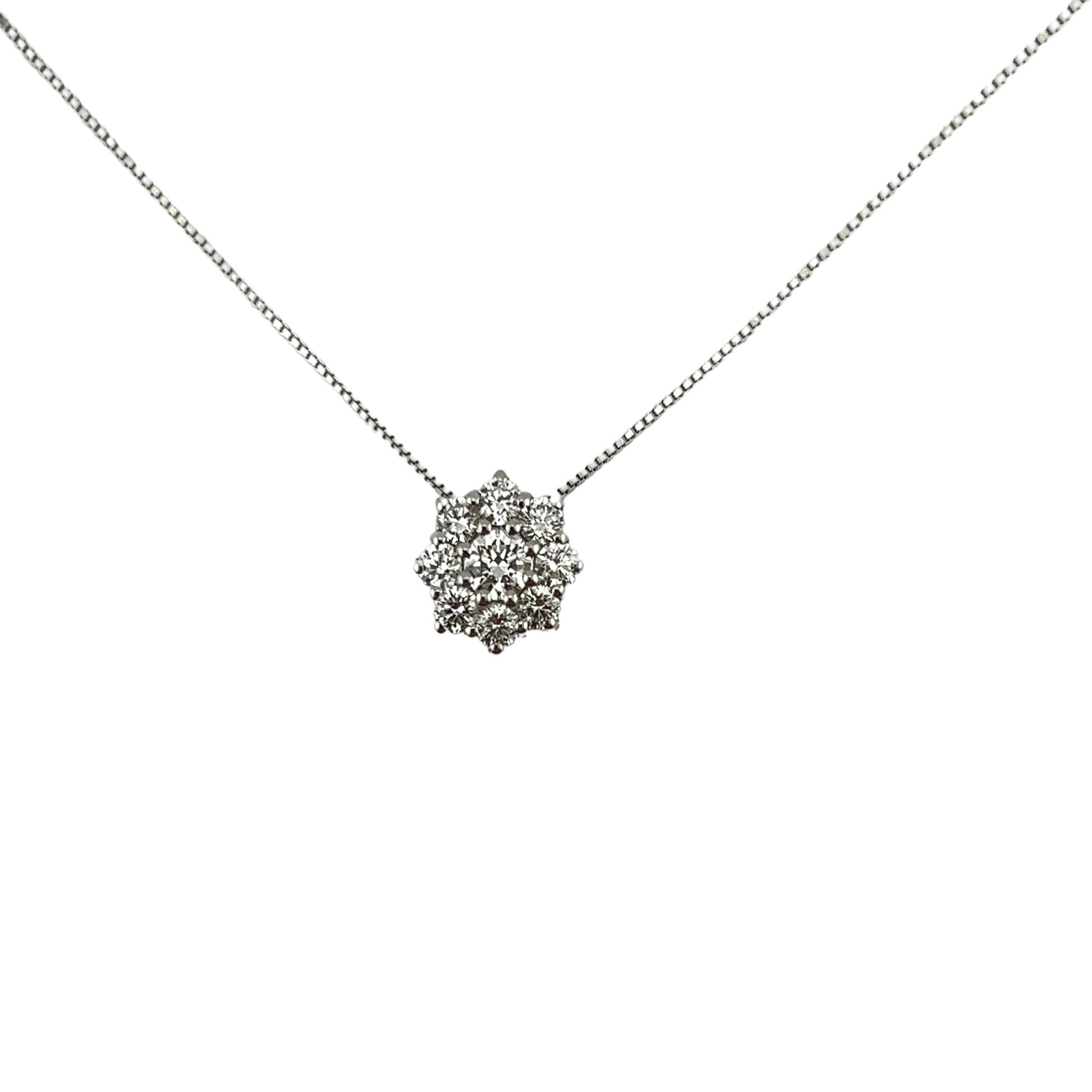 Collana in oro bianco 18 kt con elegante pendente a forma di fiore e diamanti