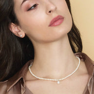 Collana con perle coltivate d'acqua dolce, chiusura e pendente in oro bianco 18kt e diamante